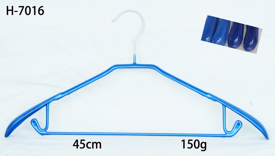 7016 metal coat hanger